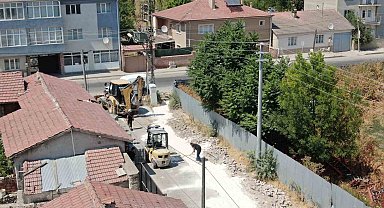 Oklubalı Mahallesi'nde kilitli taş döşeme çalışmaları sürüyor