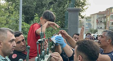 Okul bahçesine girmek isterken koluna demir saplandı, hastaneye demirle kaldırıldı