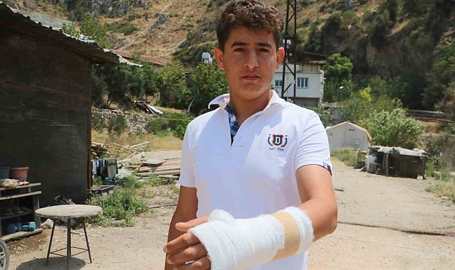Orman yangınında alevler evine sıçramasın can pahasına diye mücadele veren çocuğun elini yamaçtan kopan kaya parçası kırdı