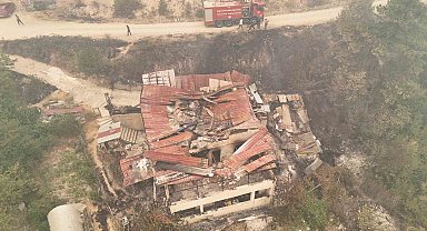 Orman yangınında zarar gören köydeki evler dron ile görüntülendi