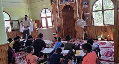 Örnek imam, hem çocukların gönlünü kazanıyor hem de Kur-an eğitimi veriyor