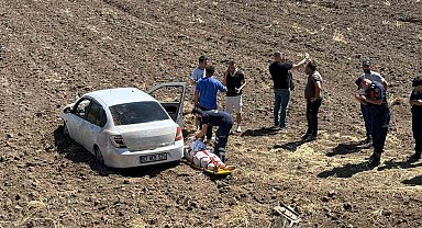 Osmaniye'de direksiyon hakimiyetini kaybeden sürücü tarlaya uçtu