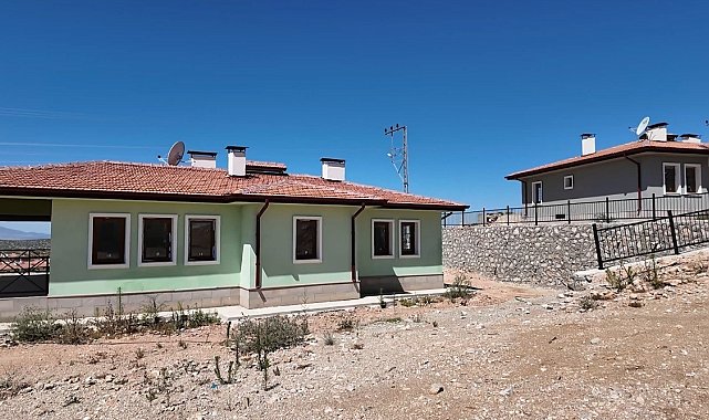 Osmaniye'de yapımı tamamlanan 89 köy evinin anahtar teslimi yapıldı