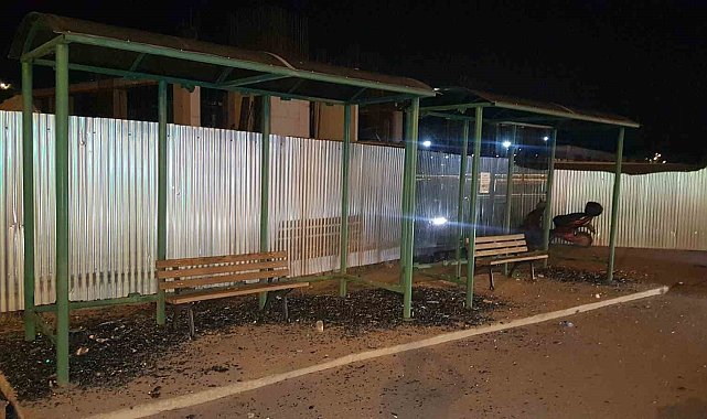 Otobüs durağının camlarını kıran şahıs kamerada