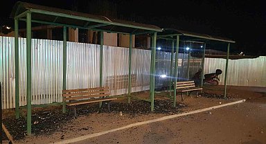 Otobüs durağının camlarını kıran şahıs kamerada