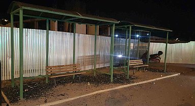 Otobüs durağının camlarını kıran şahıs tutuklandı