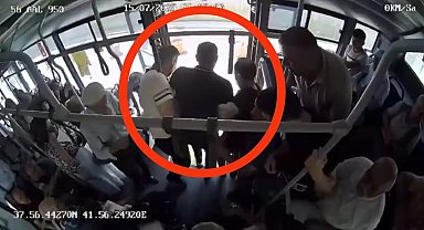 Otobüste fenalaşan yolcu hastaneye yetiştirildi, o anlar kameraya yansıdı