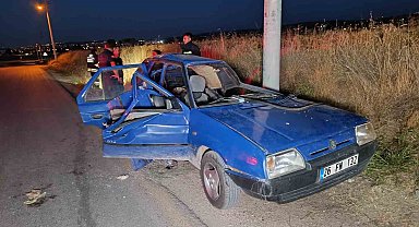 Otomobil aydınlatma direğine çarpıp takla attı: 4 yaralı