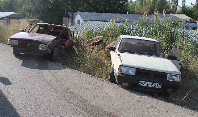 Otomobil emniyet şeridindeki otomobile çarptı: 2 yaralı