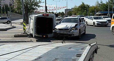 Otomobil ile hafif ticari araç çarpıştı, sürücüler hafif yaralandı