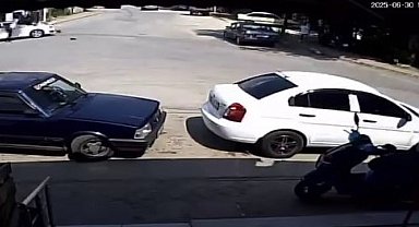 Otomobil ile motosikletin çarpıştığı kaza kamerada