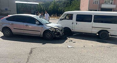 Otomobil ile panelvan minibüs çarpıştı: Kaza anı kamerada