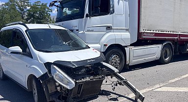 Otomobil ile tır çarpıştı: 2 yaralı