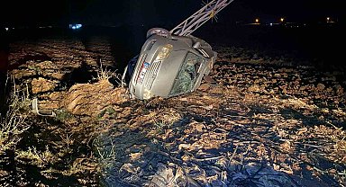 Otomobil tarlaya yuvarlandı