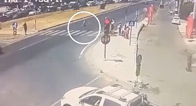 Otomobilin çarptığı kişi metrelerce savuruldu: O anlar kamerada