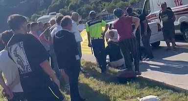 Otomobilin çarptığı motosikletli yola savruldu