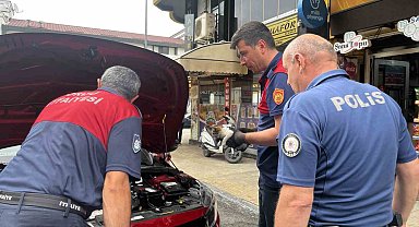 Otomobilin motor kısmında bulunan kedi çevredekilerin dikkati sayesinde kurtarıldı