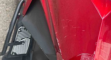 Otomobilin park halindeki motosiklete çarptığı kaza kamerada