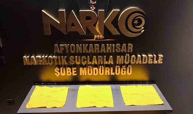 Otomobilin teybinin arkasındaki uyuşturucu zulasını polis patlattı