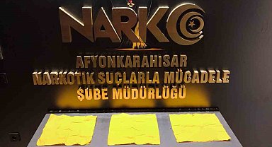 Otomobilin teybinin arkasındaki uyuşturucu zulasını polis patlattı