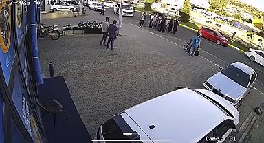 Otomobilin yaşlı adama çarptığı anlar kamerada