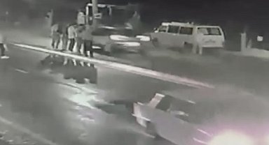 Otomobilin yayaya çarptığı kaza güvenlik kamerasına yansıdı