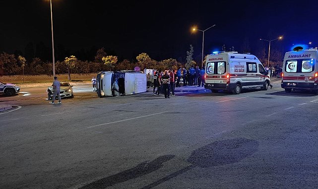 Otomobille çarpışan minibüs yan yattı: 9 yaralı