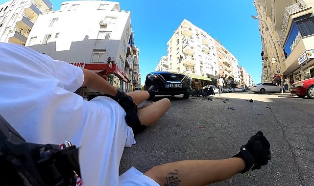 Otomobille çarpışan motosikletli ölümden döndü