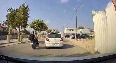 Otomobille çarpışan motosikletteki 2 kişi yola savruldu: O anlar kamerada