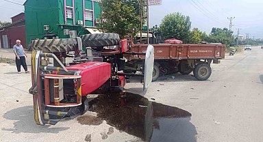 Otomobille çarpışan traktör devrildi: 2 yaralı
