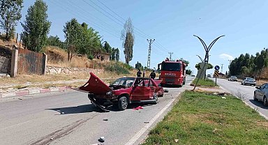 Otomobille kamyonet çarpıştı: 4 yaralı