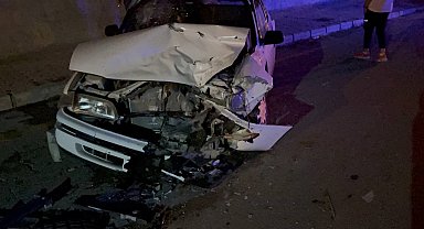 Otomobiller kafa kafaya çarpıştı: 3'ü çocuk 6 yaralı