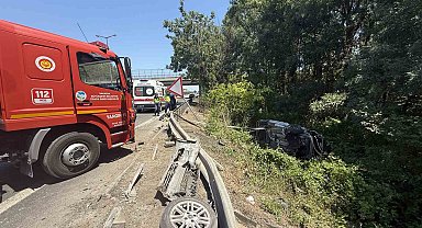 Otoyolda kontrolden çıkan hafif ticari araç şarampole devrildi: 6 hafif yaralı
