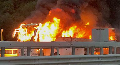 Otoyolda otobüs alev alev yandı