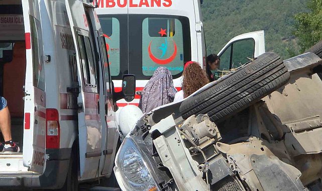 Otoyolda takla atan otomobilde 4 kişi yaralandı