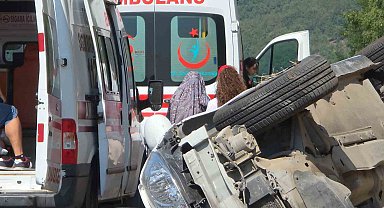 Otoyolda takla atan otomobilde 4 kişi yaralandı
