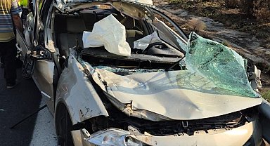 Otoyolda tıra çarpan otomobil hurdaya döndü: 2 yaralı