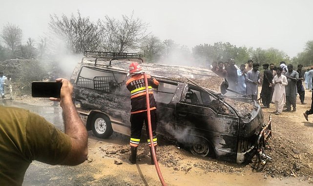 Pakistan'da öğrenci servisi alev aldı: 1 ölü, 10 yaralı