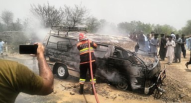 Pakistan'da öğrenci servisi alev aldı: 1 ölü, 10 yaralı
