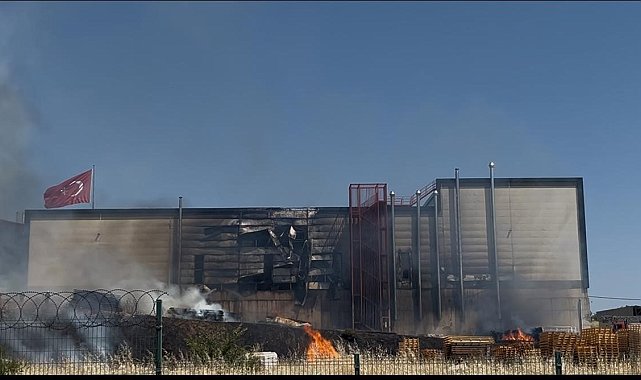 Palet yangını fabrikaya sıçradı: 4 işçi dumandan etkilendi