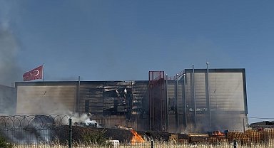 Palet yangını fabrikaya sıçradı: 4 işçi dumandan etkilendi