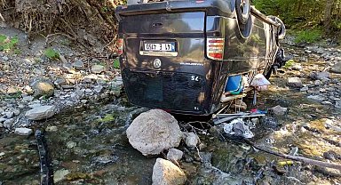 Panelvan araç dereye uçtu: Tatil için Bolu'ya gelen çift ölümden döndü