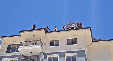 Para alamadıklarını iddia edilen işçiler binanın tepesine çıktı