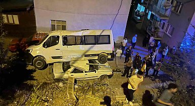 Park halindeki minibüs, otomobilin üzerine düştü