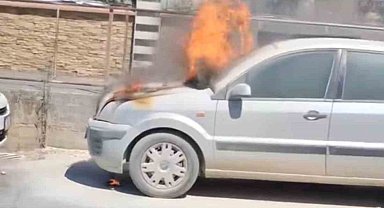 Park halindeki otomobil alev alev yandı