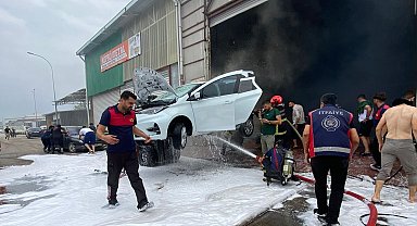 Park halindeyken yanmaya başlayan elektrikli araçtaki yangın, 2 saat boyunca söndürülemedi