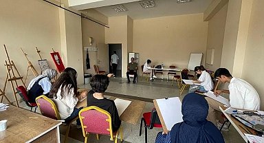 Patnos Gençlik Merkezi, yaz tatilini resim kurslarıyla renklendiriyor