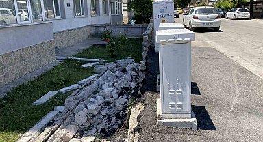 Pazarcıların kaldırıma park ettiği kamyonlar nedeniyle bahçe duvarı yıkıldı