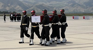 Pençe-Kilit bölgesinde şehit olan askerler için Yüksekova'da uğurlama töreni düzenlendi