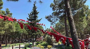 Pendik'te ay yıldızlı birlik mesajı: Caddeler bayraklarla donatıldı